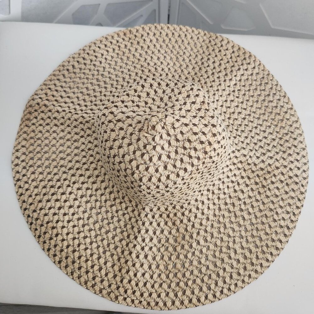 GREAT Straw Hat Large Brim, Folds up Perfectly for Travel - Picture 2 of 6